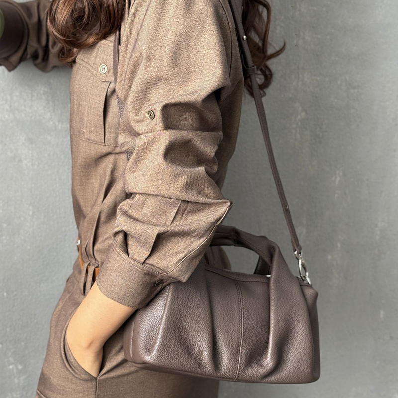 Custom Initials Leather Pillow - Luxury Bags In Japan recensione e prezzo